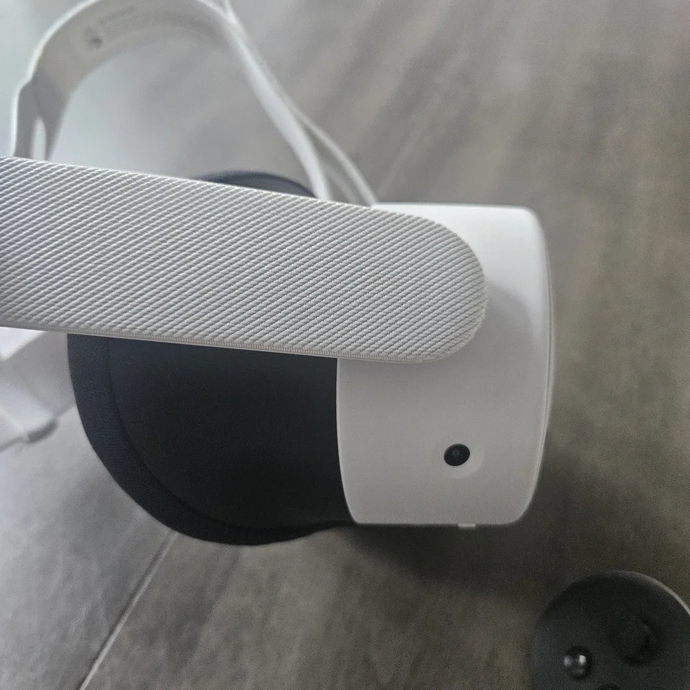 VR Headset with Controllers - White